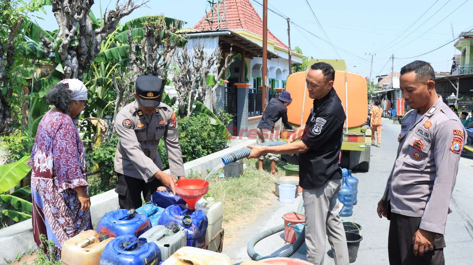 Kegiatan bakti sosial pembagian air bersih dilaksanakan di Desa Tumapel Kecamatan Duduk sampeyan Kabupaten Gresik yang terdampak kekeringan, Rabu (04/10/2023).