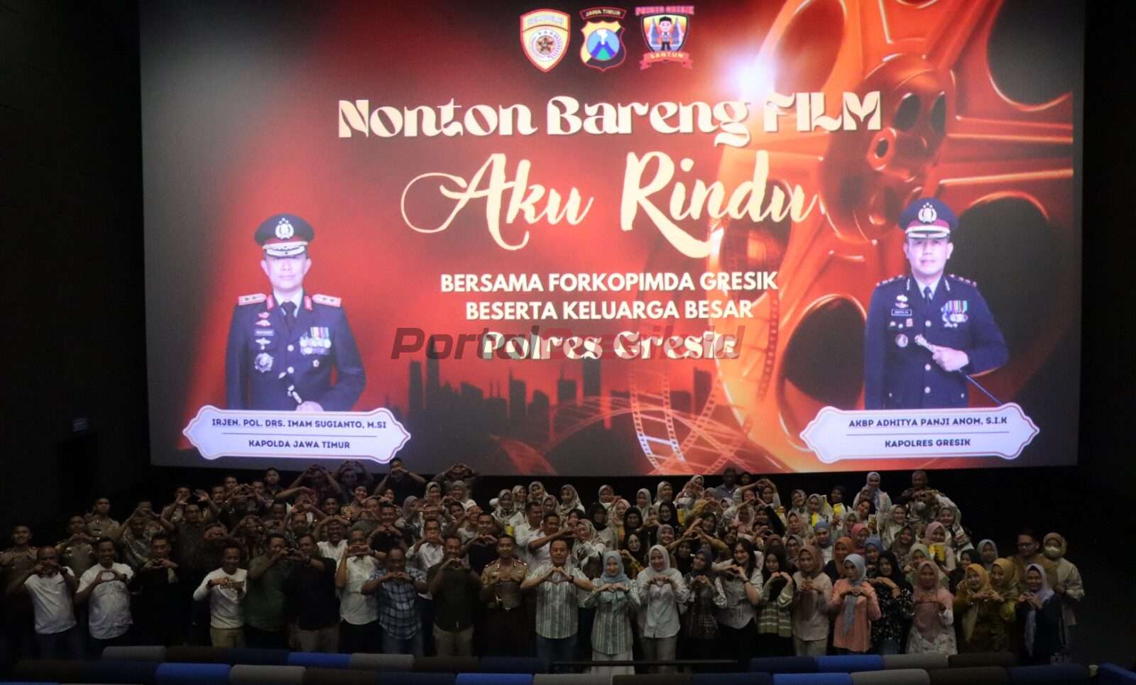 Keluarga Besar Polres Gresik Gelar saat Nobar Film Aku Rindu di CGV Iconmall Kabupaten Gresik, Selasa(24/10/2023).