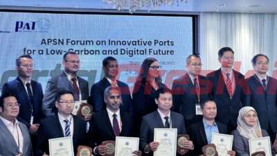 Penghargaan diterima oleh Direktur Keuangan dan Umum Petrokimia Gresik, Robby Setiabudi Madjid mewakili Direktur Utama Petrokimia Gresik, Dwi Satriyo Annurogo di Bangkok, Thailand, Selasa (24/10/2023).