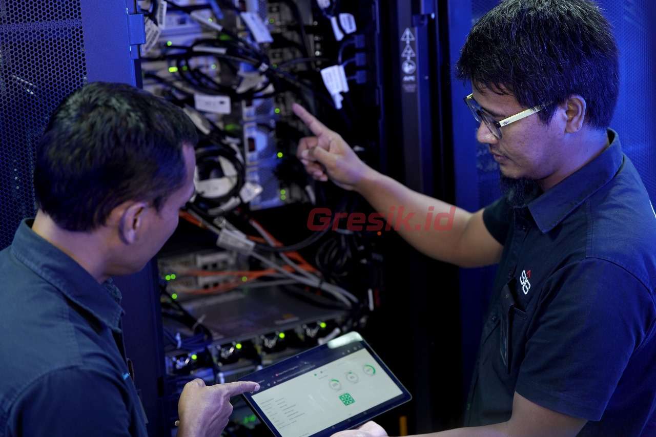 Tim operasi dari Departemen Teknologi Informasi dan Komunikasi SIG sedang melakukan aktivitas maintenance di fasilitas data center SIG, Gresik, Jawa Timur.