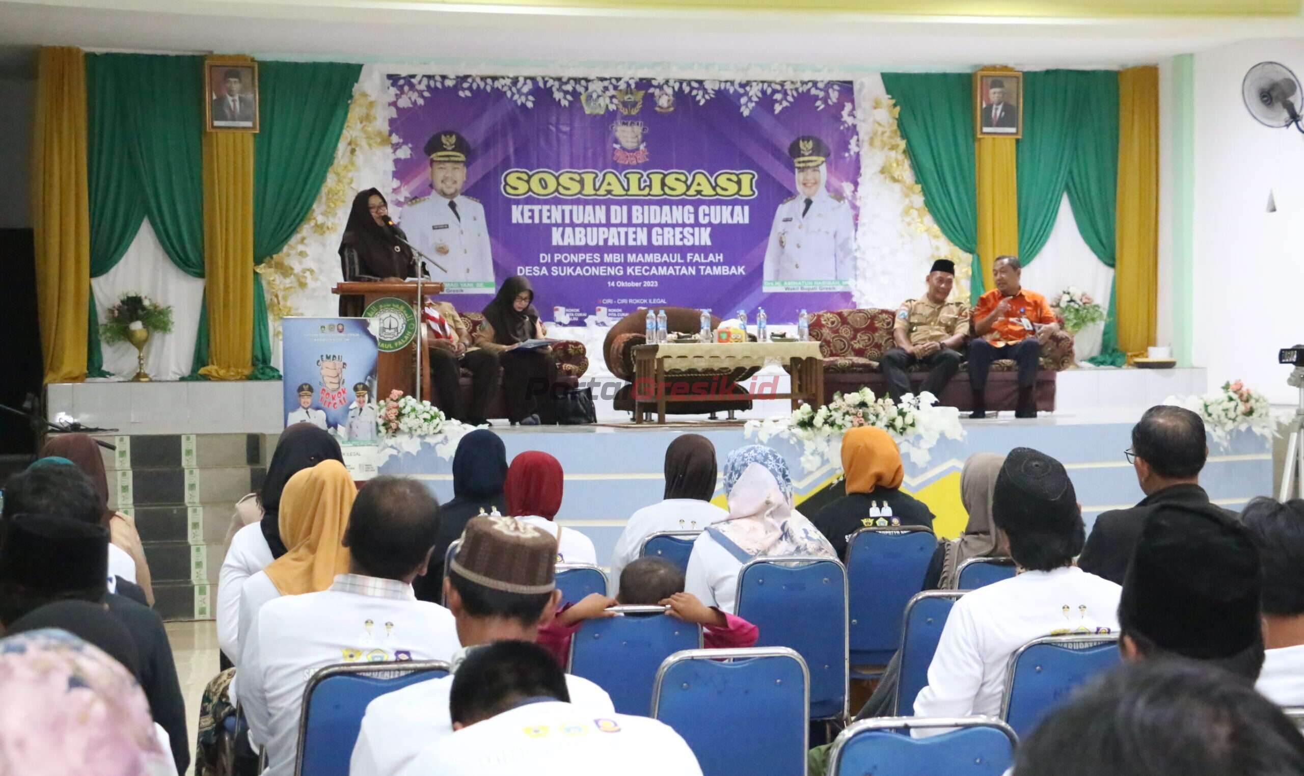 Wabup Aminatun Habibah saat sosialisasi di Aula Ponpes Mambaul Falah, Kecamatan Tambak, Bawean pada Sabtu (14/10/2023