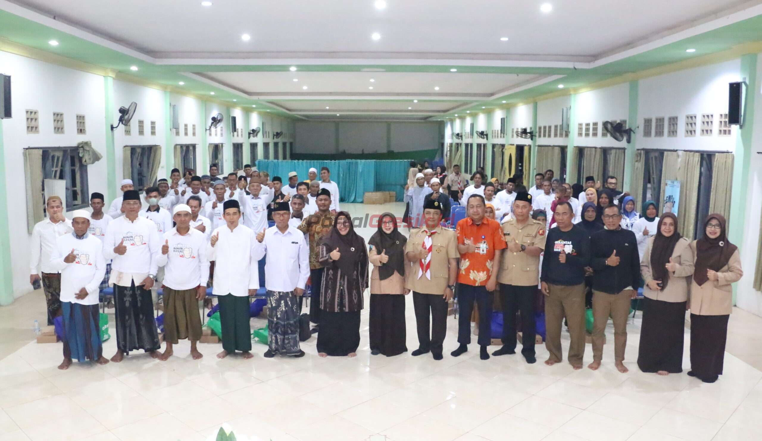 Wabup Aminatun Habibah saat sosialisasi di Aula Ponpes Mambaul Falah, Kecamatan Tambak, Bawean pada Sabtu (14/10/2023