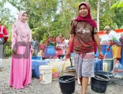 Ringankan Beban Masyarakat Akibat Dampak Kemarau Panjang, SIG Salurkan 906 Ribu Liter Air Bersih