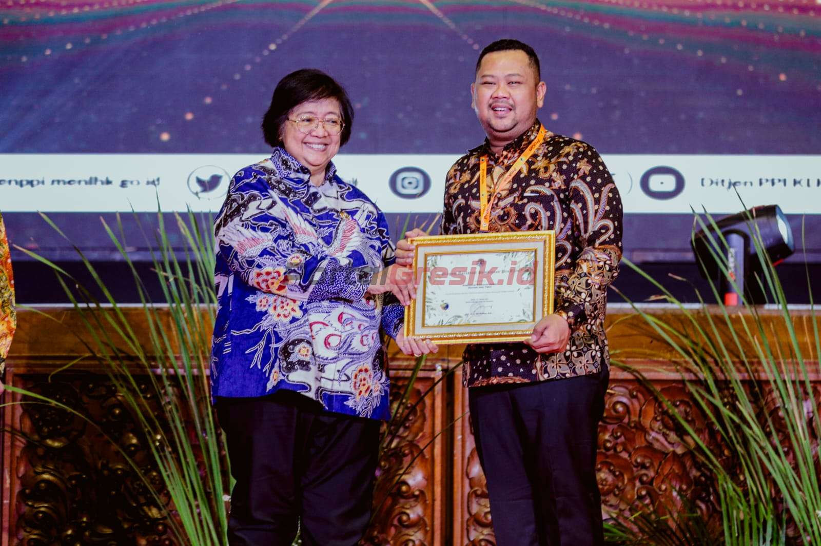 Bupati Gresik Fandi Ahmad Yani saat menerima penghargaan Program Kampung Iklim (Proklim) dari Kementerian Lingkungan Hidup dan Kehutanan (KLHK) RI tahun 2023.