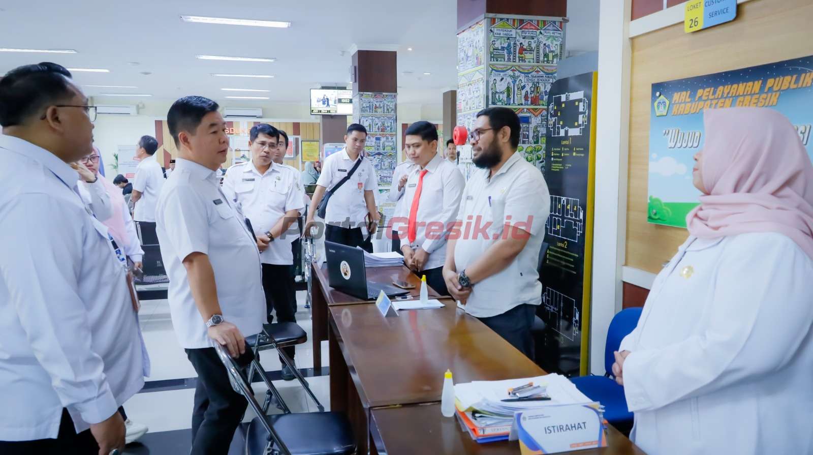 Direktur Jenderal Kependudukan dan Pencatatan Sipil Kementerian Dalam Negeri (Kemendagri) RI Teguh Setyabudi saat mengunjungi MPP Gresik, Rabu (8/11/2023).