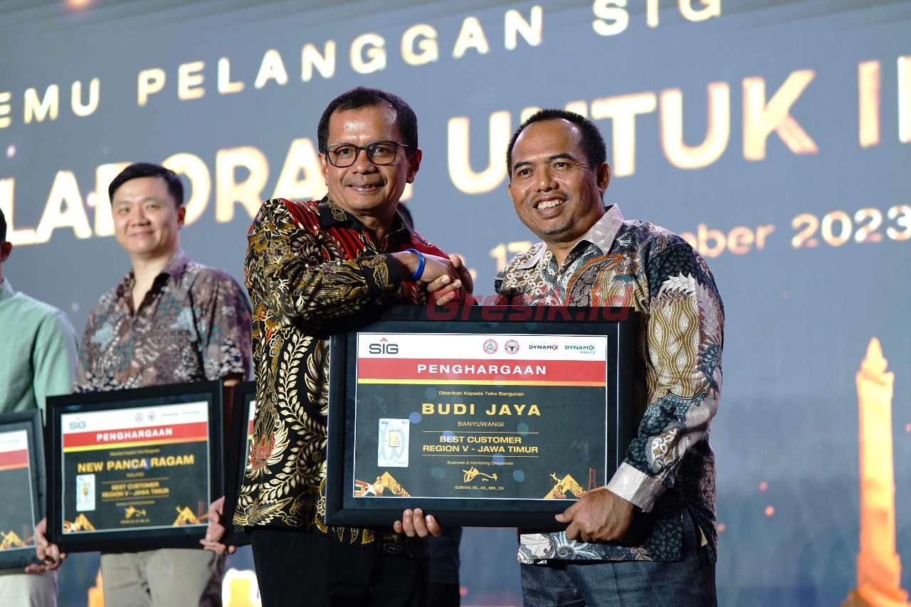 Direktur Utama SIG, Donny Arsal (kiri) memberikan penghargaan Best Customer kepada pemilik Toko Bangunan Budi Jaya, Chamsu Ghendik (kanan), di Ballroom Shangri-La Hotel, Surabaya, pada Jumat (17/11/2023).