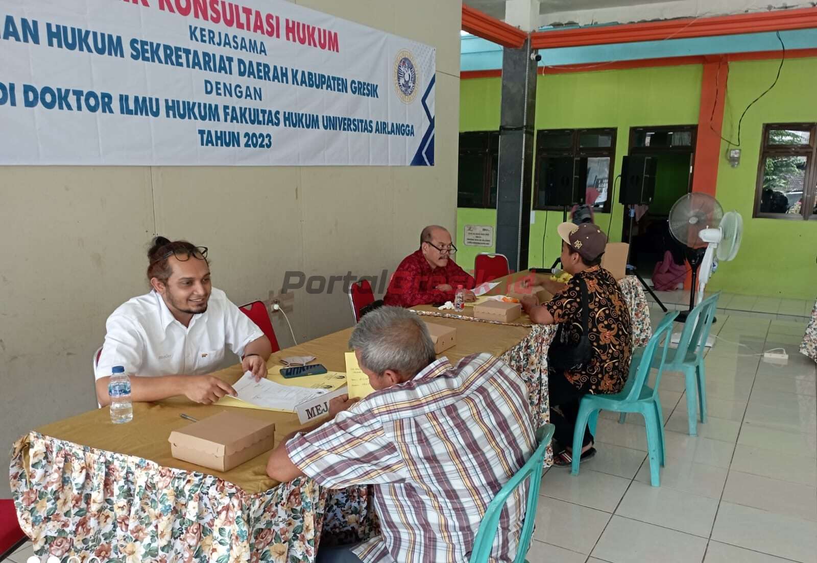 Klinik Konsultasi Hukum yang diinisiasi Bagian Hukum Sekretariat Daerah Kabupaten Gresik bekerjasama dengan Program Studi Doktor Ilmu Hukum Fakultas Hukum Universitas Airlangga di Desa Ngemboh kecamatan Ujung Pangkah Kabupaten Gresik, Minggu (19/11/2023).