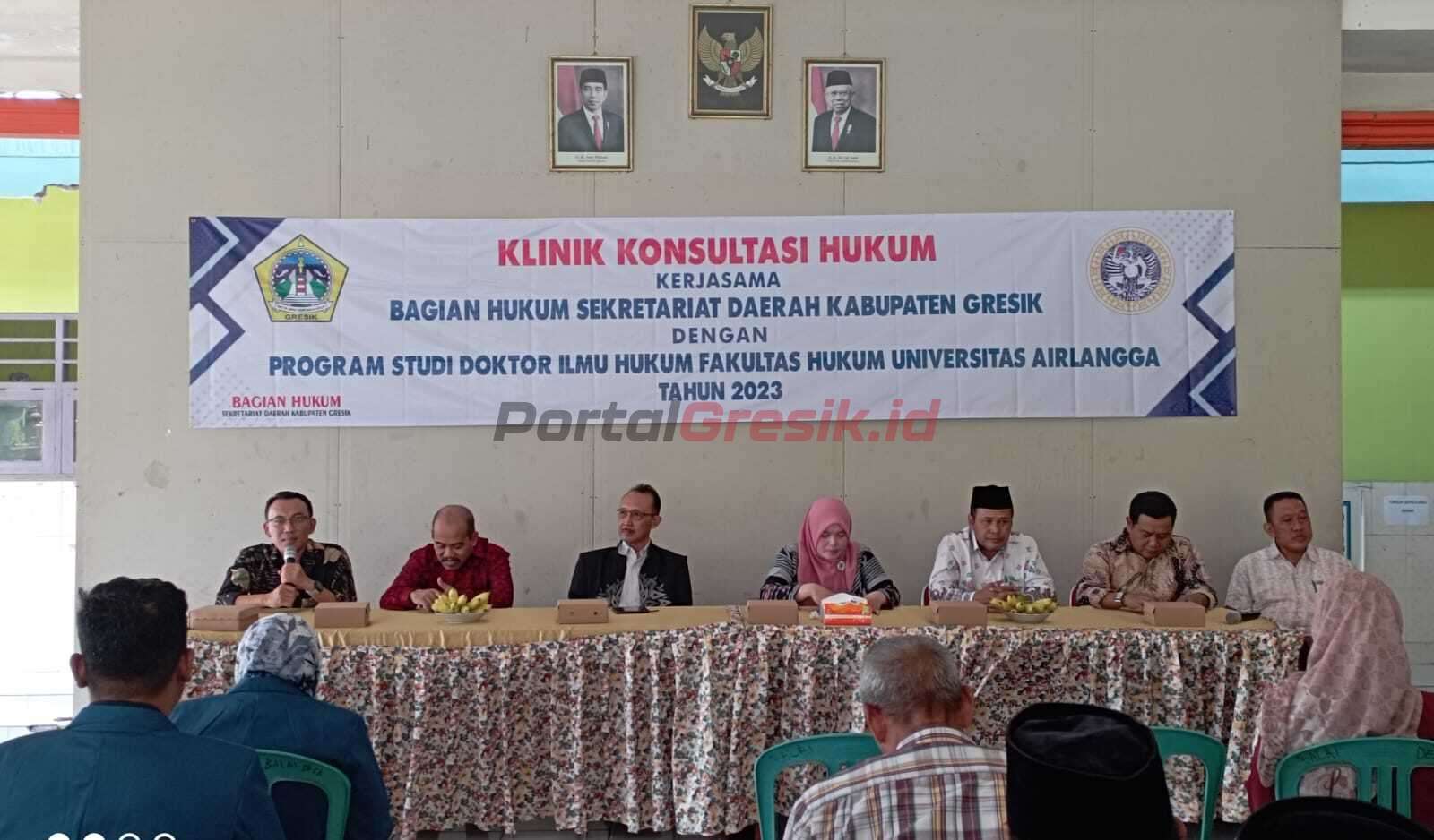 Klinik Konsultasi Hukum yang diinisiasi Bagian Hukum Sekretariat Daerah Kabupaten Gresik bekerjasama dengan Program Studi Doktor Ilmu Hukum Fakultas Hukum Universitas Airlangga di Desa Ngemboh kecamatan Ujung Pangkah Kabupaten Gresik, Minggu (19/11/2023).