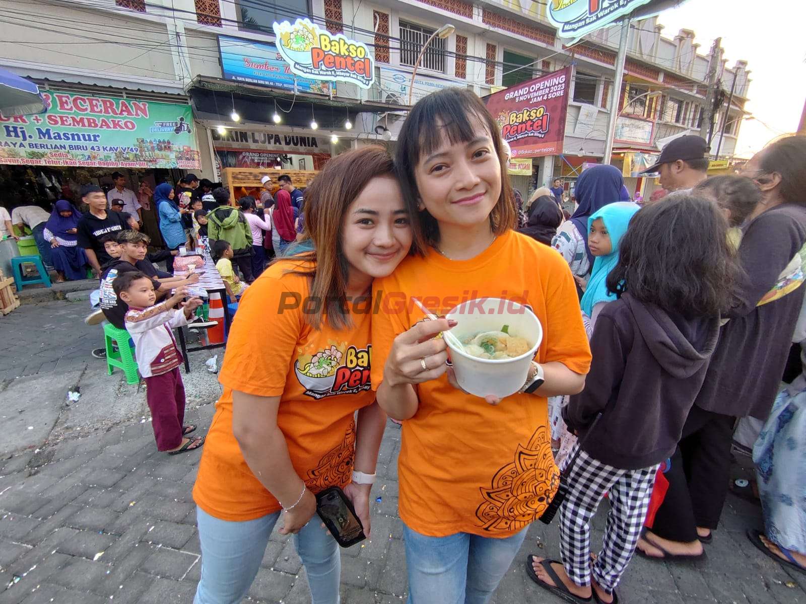 Owner Baksi Pentil, Nisa dan Ana