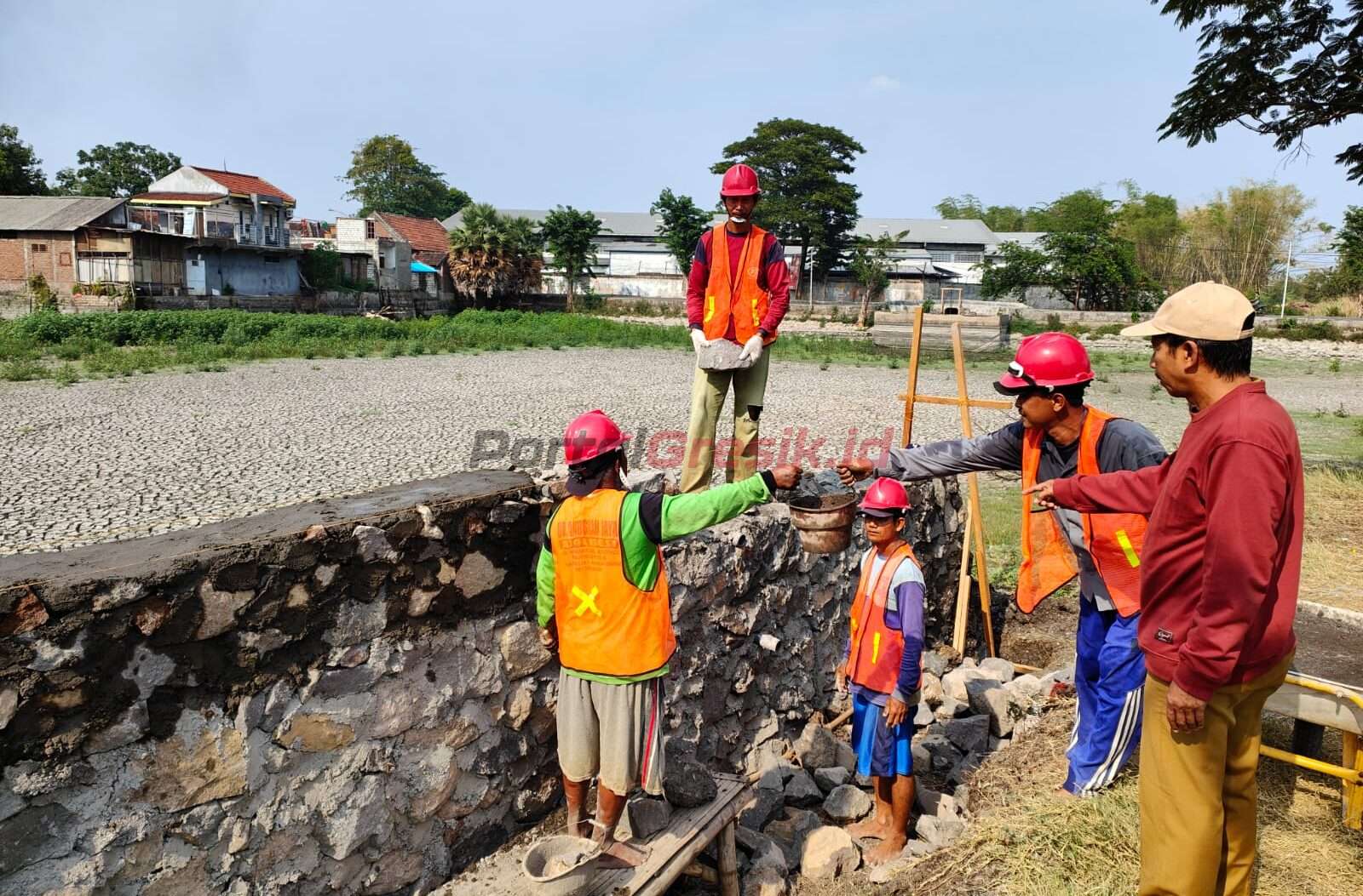 Pembangunan Sentra Wisata Kuliner di kawasan waduk Dusun Gantang, Desa Boboh, Kecamatan Menganti, Kabupaten Gresik