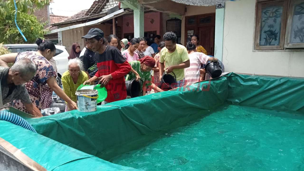 Pemdes Dooro Cerme Bagikan BLT dan Subsidi Air Bersih untuk Semua Warganya