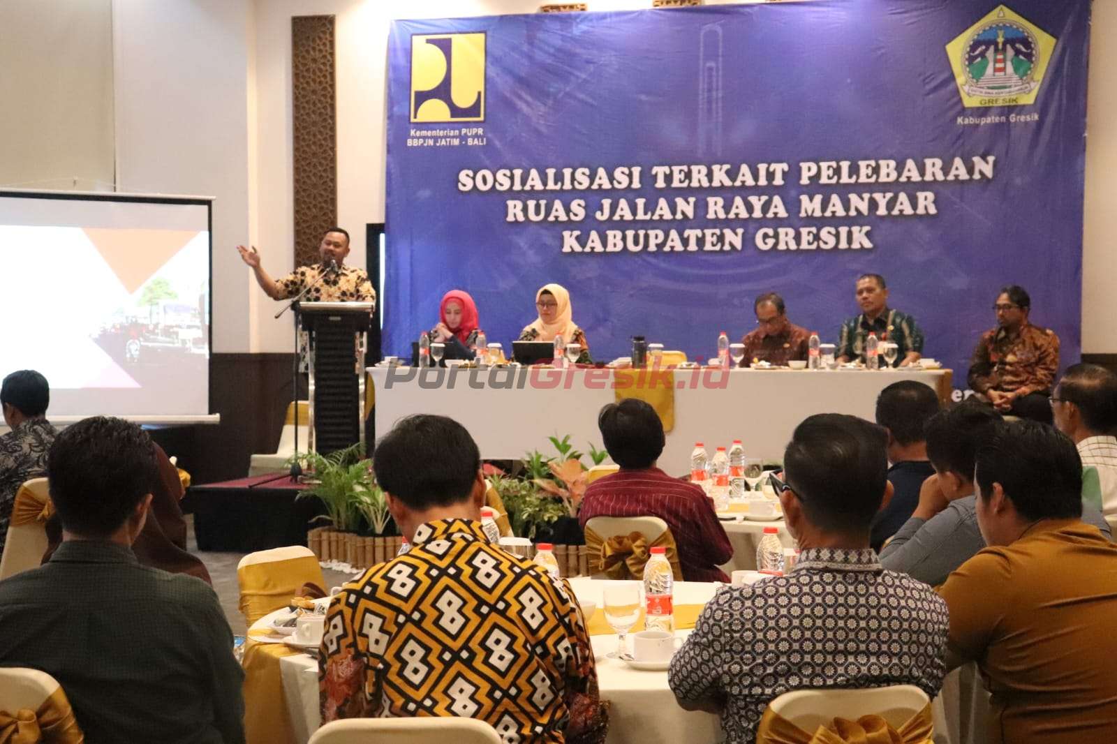 Pemerintah Kabupaten Gresik bersama Balai Besar Pelaksanaan Jalan Nasional Jawa Timur Bali (BBPJN Jawa Bali), menggelar sosialisasi terkait pelebaran jalan raya Manyar tahap 2, Jumat (24/11/2023).