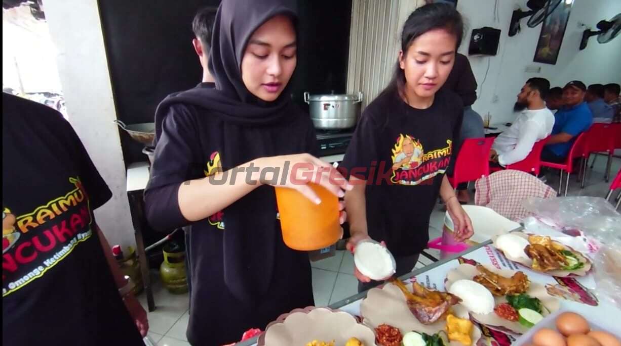 Penyetan Cakcuk Sambal Nyocot Kualat Bertempat di jalan Berlian Biru No. 52, Perum PPS Kabupaten Gresik