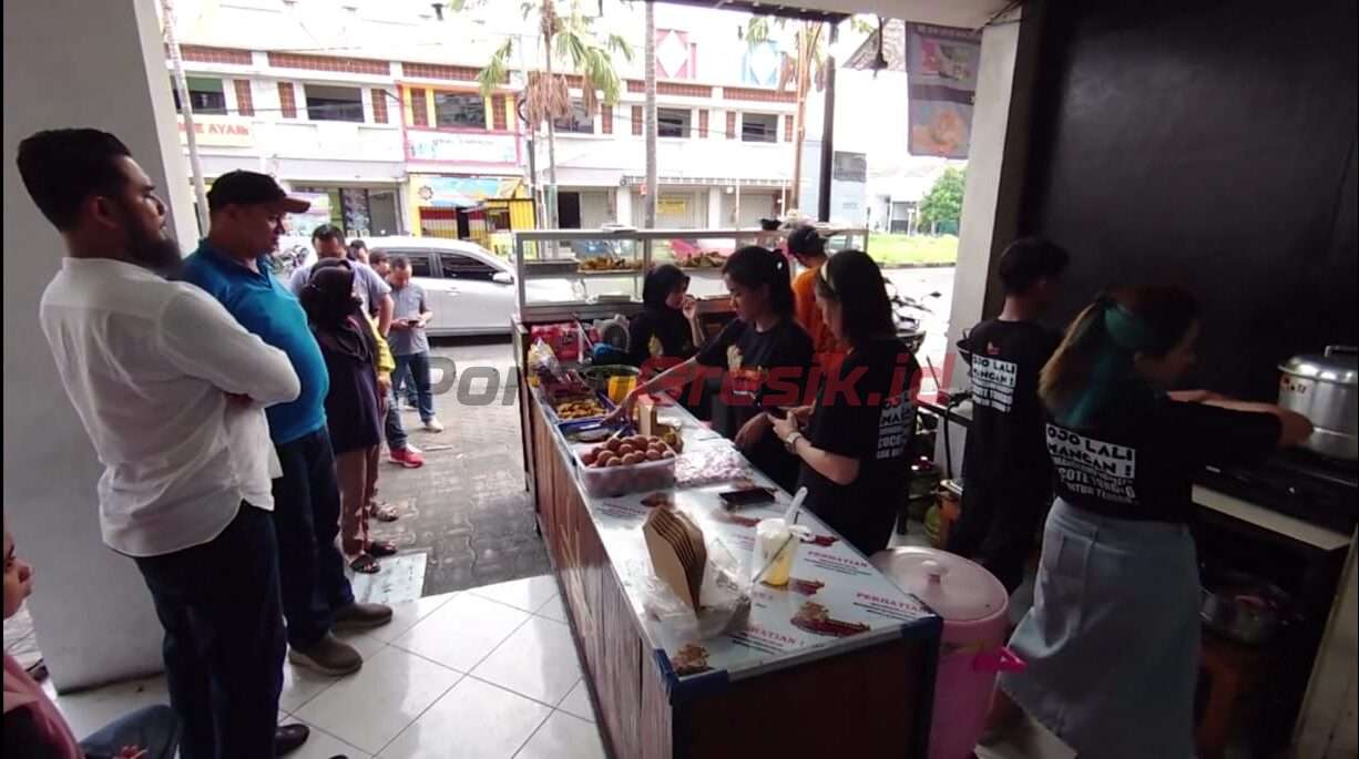 Penyetan Cakcuk Sambal Nyocot Kualat Bertempat di jalan Berlian Biru No. 52, Perum PPS Kabupaten Gresik
