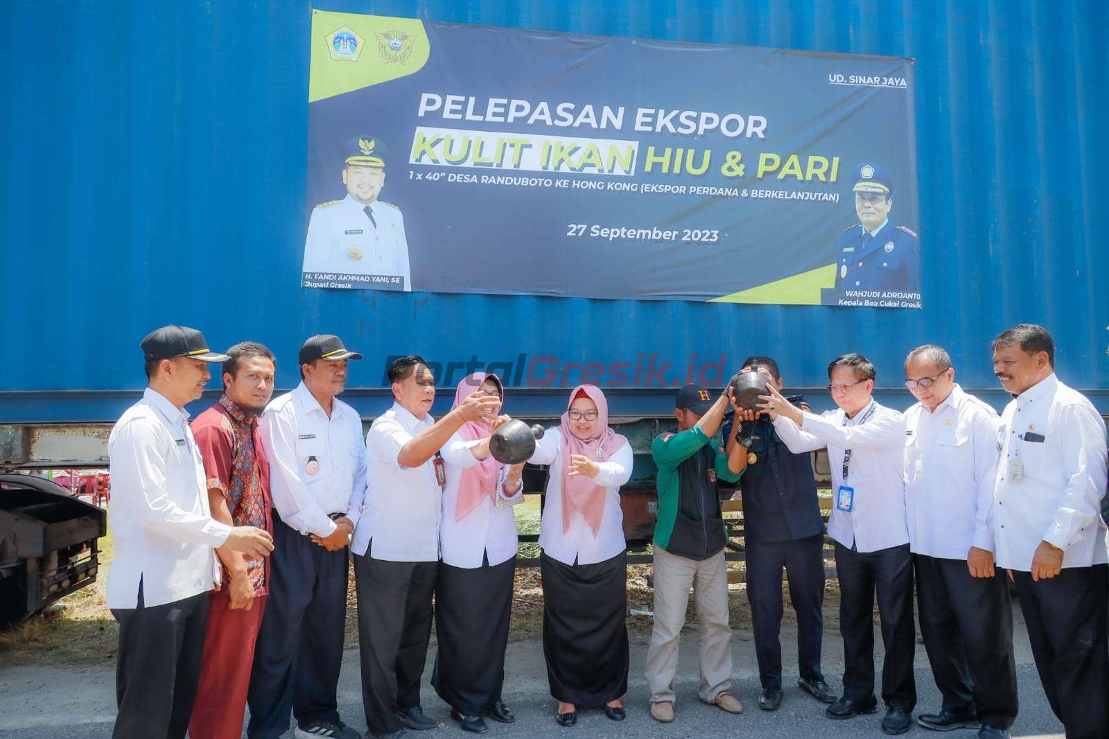 Wakil Bupati Gresik Aminatun Habibah saat melepas ekspor produk berupa kulit ikan hiu dan kulit ikan pari UMKM lokal Desa Randuboto, Kecamatan Sidayu, Rabu (27/09/2023).