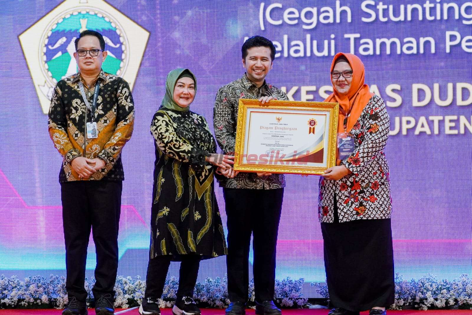 Penghargaan diserahkan Wakil Gubernur Jawa Timur Emil Elistianto Dardak kepada Wakil Bupati Gresik Aminatun Habibah di halaman parkir Jatim Park 3 Kota Batu, Kamis (23/11/2023).