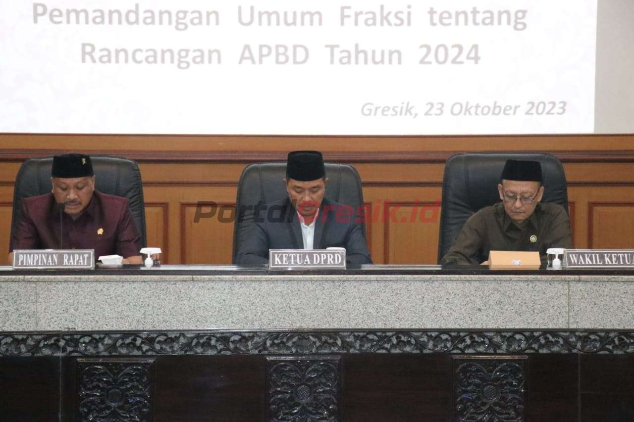 Ketua DPRD Kabupaten Gresik Abdul Qodir (Tengah) saat Paripurna bersama Pemkab Gresik, Senin (23/11/2023).