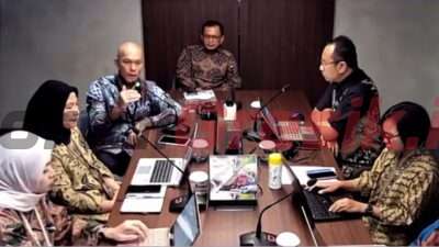 Direktur Keuangan dan Manajemen Portofolio SIG, Andriano Hosny Panangian (ketiga kiri) memberikan paparan pada acara Public Expose Live 2023, Selasa (28/11/2023).