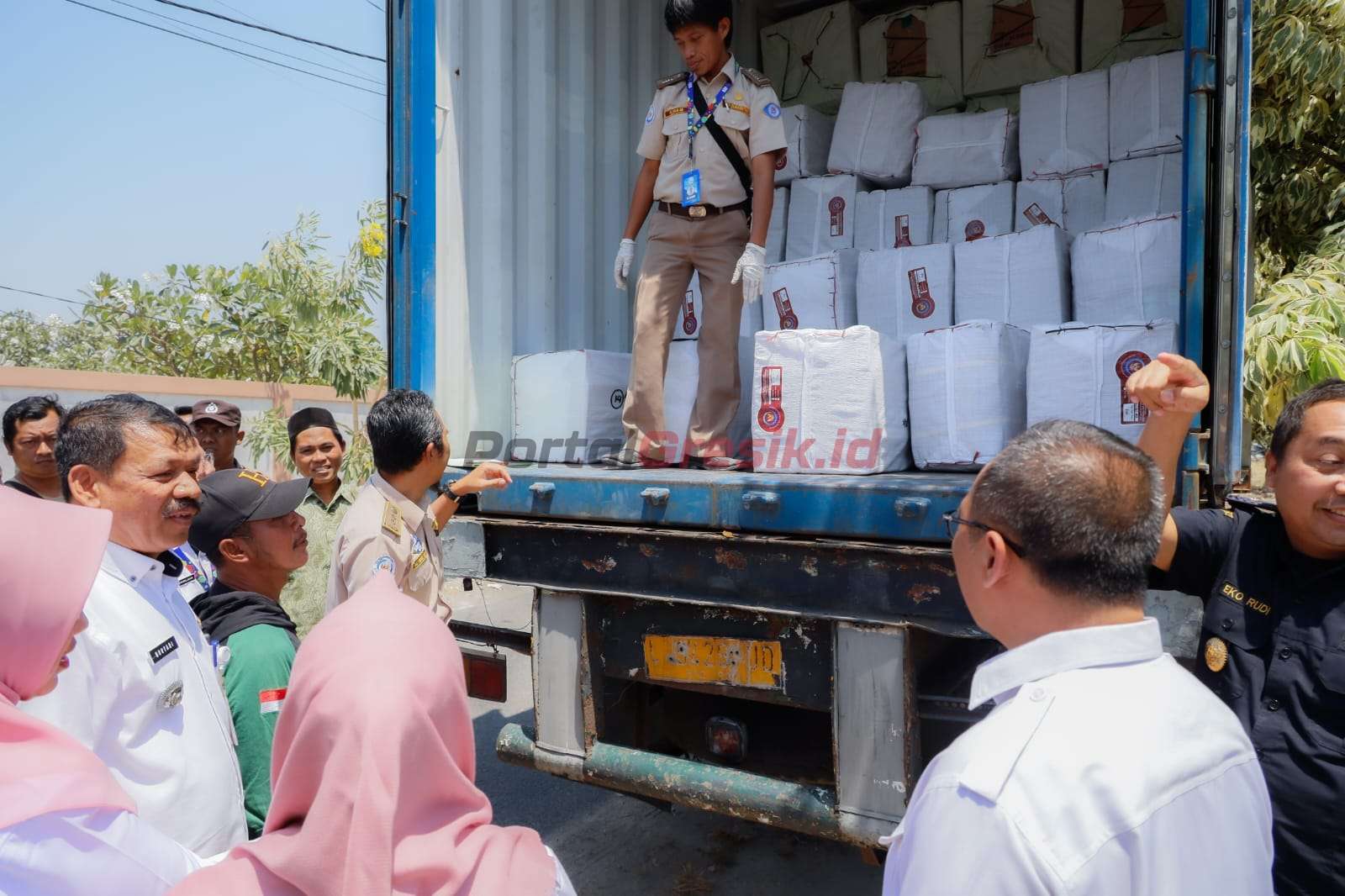 Wakil Bupati Gresik Aminatun Habibah saat melepas ekspor produk berupa kulit ikan hiu dan kulit ikan pari UMKM lokal Desa Randuboto, Kecamatan Sidayu, Rabu (27/09/2023).
