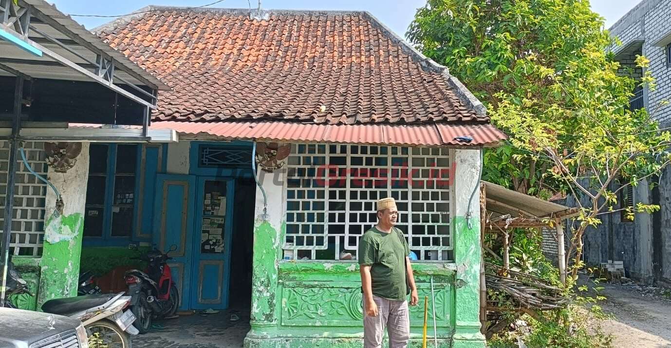 Andhi Sulandra, S Pd M Pd Kades Randuboto Kecamatan Sidayu Gresik dan rumah pribadinya.