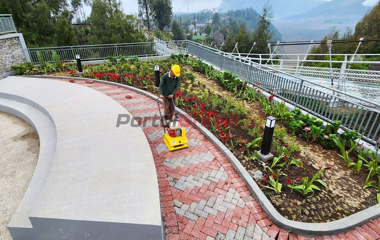 Aplikasi porous paving di area amphitheater wisata Jembatan Kaca Seruni Point di kawasan Taman Nasional Bromo Tengger Semeru (TNBTS), Kabupaten Probolinggo, Jawa Timur.
