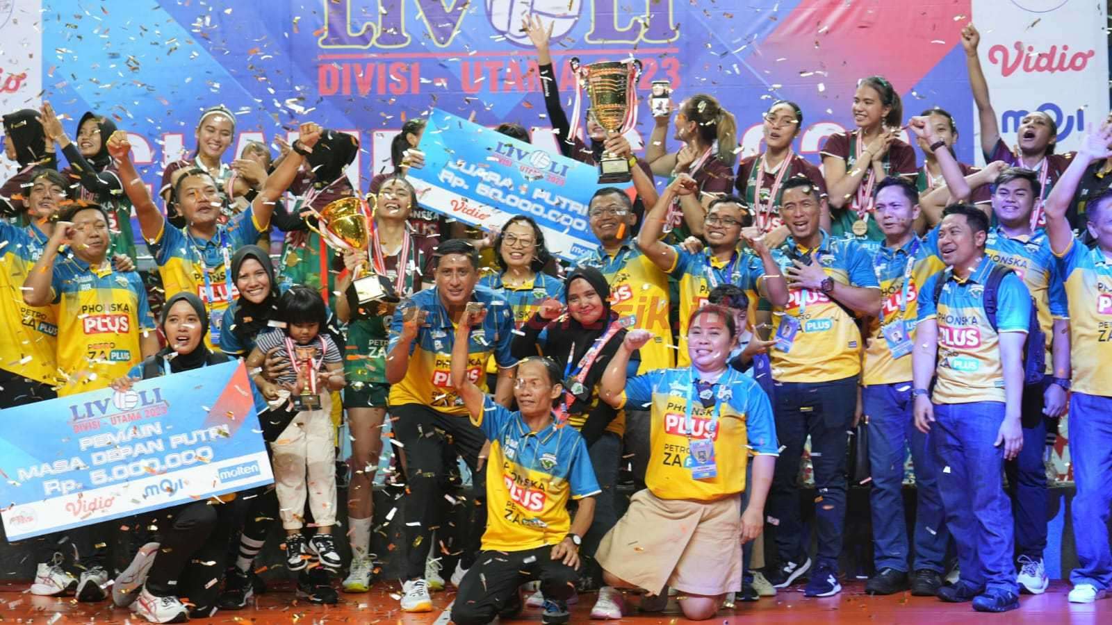 DOP PG, Digna Jatiningsih (9 dari kanan) bersama Tim Voli Putri Petrokimia Gresik Pupuk Indonesia usai menerima Piala Juara 1 Livoli Divisi Utama 2023
