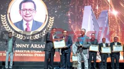 Dewan Juri Marketeer of the Year, Arief Yahya (kiri) menyerahkan penghargaan The Best Industry Marketing Champion 2023 for the Basic Materials Sector kepada Direktur Utama SIG, Donny Arsal (tengah), pada ajang Marketeer of the Year 2023 di Ballroom The Ritz-Carlton, Pacific Place, Jakarta, pada Kamis (7/12/2023).