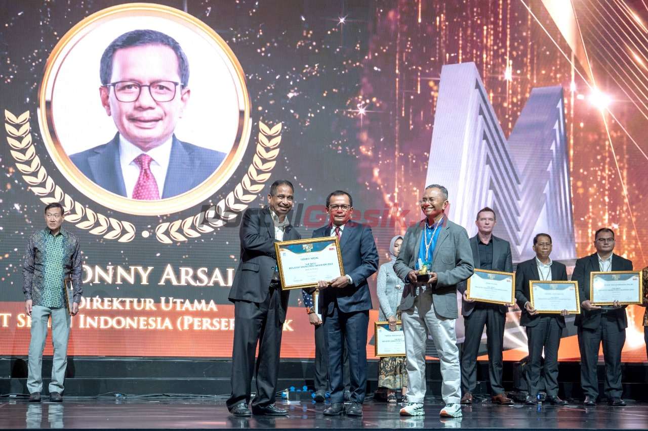Dewan Juri Marketeer of the Year, Arief Yahya (kiri) menyerahkan penghargaan The Best Industry Marketing Champion 2023 for the Basic Materials Sector kepada Direktur Utama SIG, Donny Arsal (tengah), pada ajang Marketeer of the Year 2023 di Ballroom The Ritz-Carlton, Pacific Place, Jakarta, pada Kamis (7/12/2023).