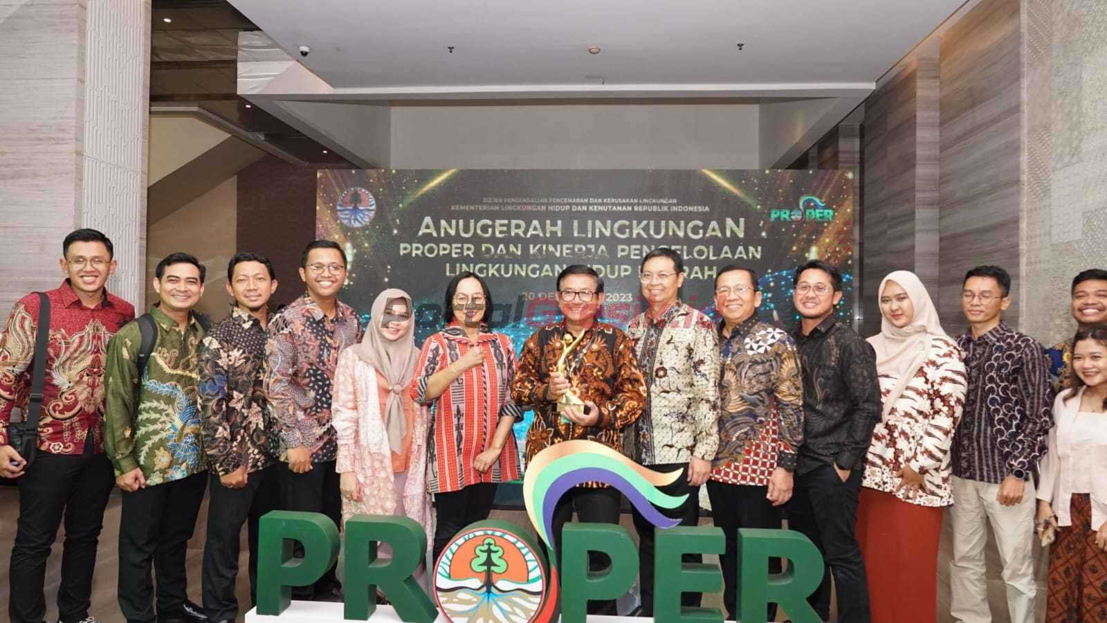 Dirut PG, Dwi Satriyo Annurogo, (tujuh dari kiri), DOP PG, Digna Jatiningsih (enam dari kiri), DKU PG, Robby Setiabudi Madjid (tujuh dari kanan) beserta insan PG usai menerima Proper Emas di Jakarta