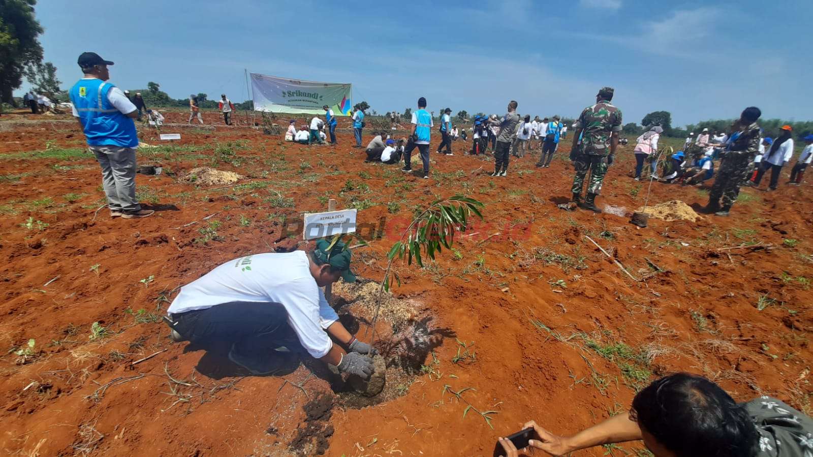Kades Petiyintunggal Kecamatan Dukun, Gresik, saat kegiatan penanaman seribu pohon buah durian musang king di area agrowisata Lemah Abang, Selasa (19/12/2023).