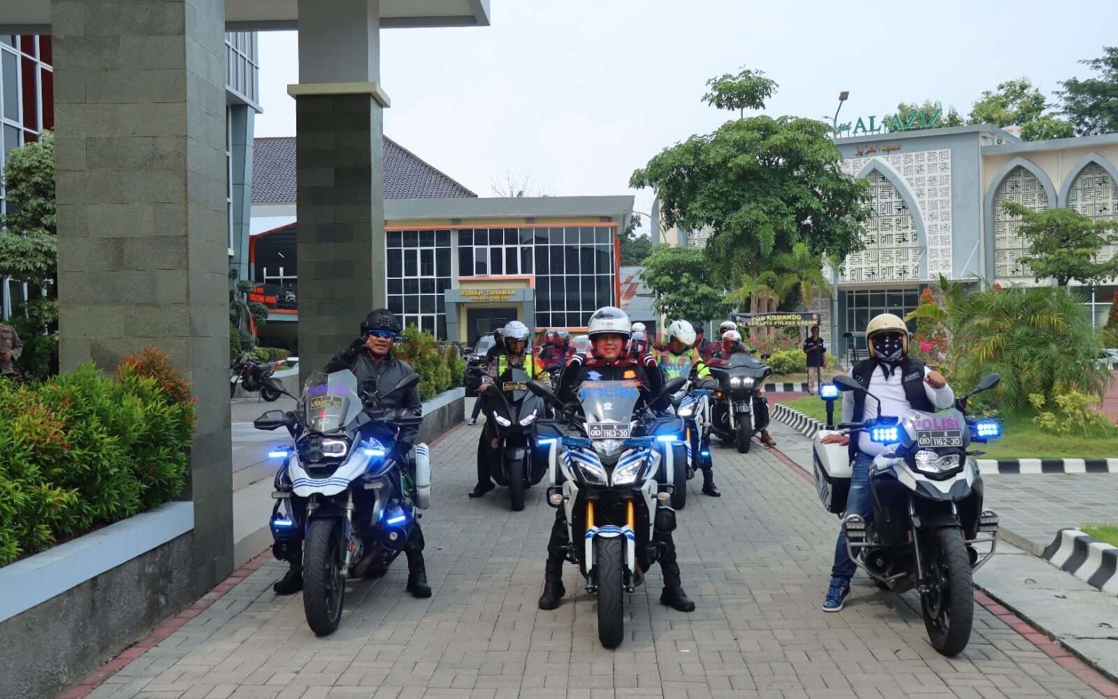 Kapolres Gresik AKBP Adhitya Panji Anom bersama Bupati Gresik Fandi Akhmad Yani dan Dandim 0817 Gresik Letkol Inf Ahmad Saleh Rahanar, melakukan patroli gabungan keliling gereja pada Senin (25/12/2023).