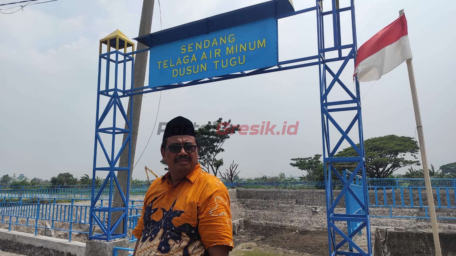 Kepala Desa Jono Kecamatan Cerme H. Asrun saat melihat Telaga Air Minum Dusun Tugu yang telah dibangun oleh saudagar Dusun Tugu, Jumat (29/12/2023).