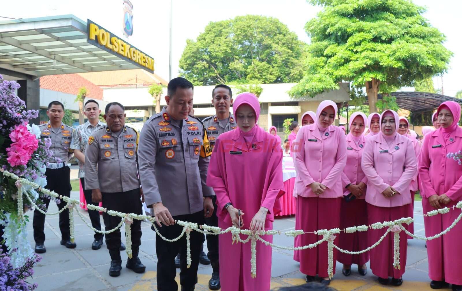 Ketua Cabang Bhayangkari Gresik Myrna Adhitya meresmikan Kantor Bhayangkari Cabang Gresik di Jalan Basuki Rahmat Kecamatan Kota Gresik kabupaten Gresik. Jumat(08/12/2023)