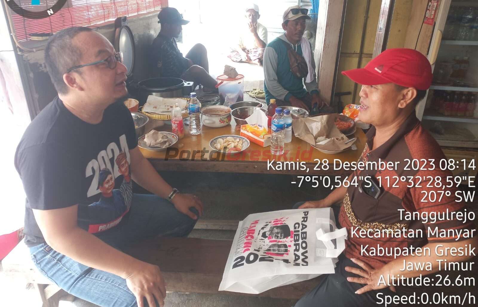 Ketua TKD Prabowo Gibran Gresik dr. Asluchul Alif saat sarapan bersama di Desa Tanggulrejo, Kecamatan Manyar, Kabupaten Gresik, Kamis (28/12/2023) pagi.