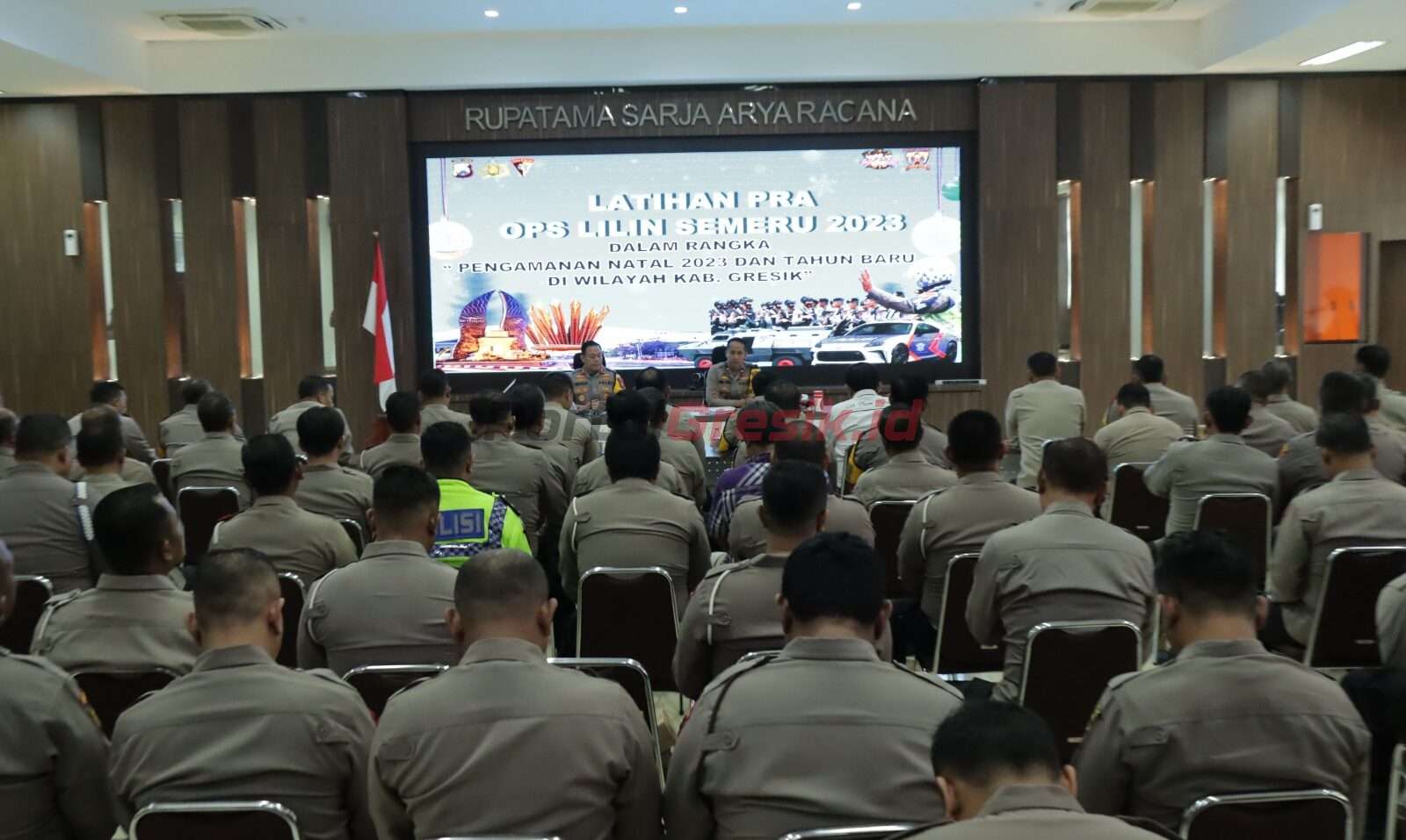 Latihan Pra Ops Lilin Semeru 2023 di Rupatama Sarja Arya Racana Polres Gresik. Latihan ini dibuka langsung oleh Kapolres Gresik AKBP Adhitya Panji Anom.Senin, (18 /12/2023).