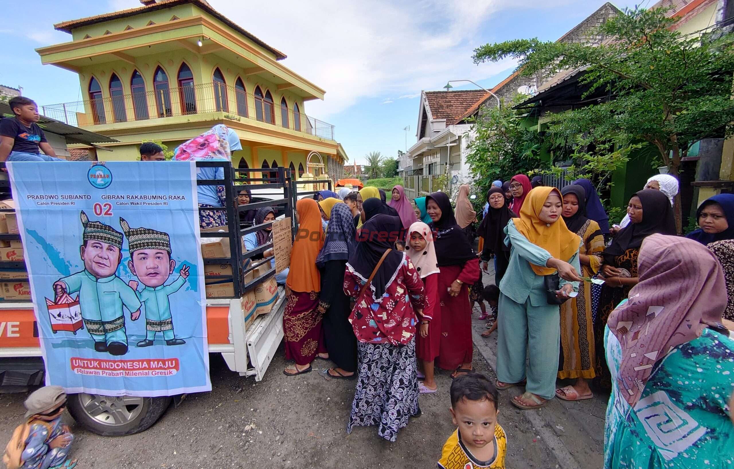 Menggunakan Pickup, Relawan Praban Milenial Gresik pendukung Paslon Prabowo-Gibran menggelar pasar murah di kompleks Manyar, Jumat sore (29/12/2023).