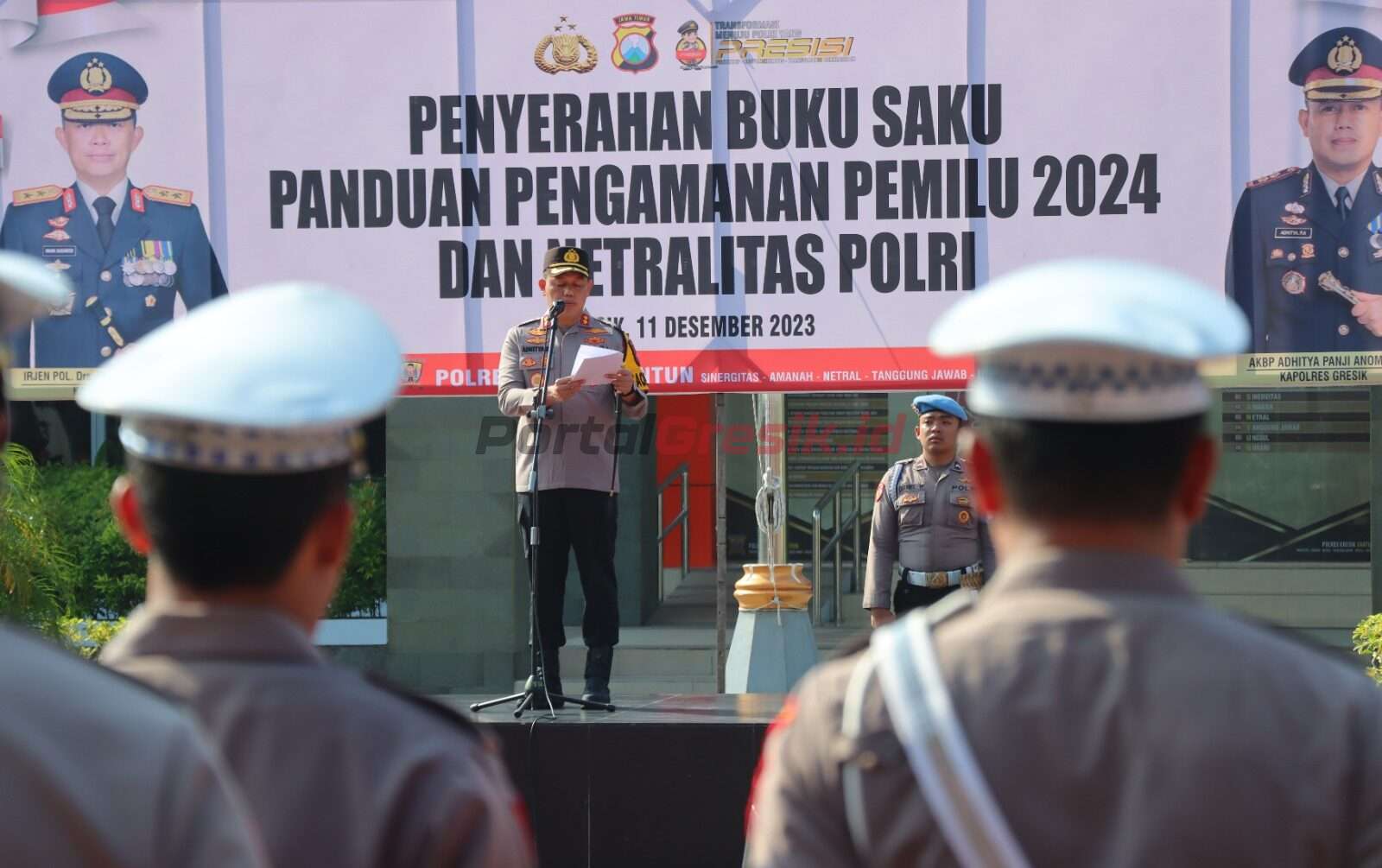 Pembekalan pengamanan pemilu 2024 dan netralitas Polri kepada perwakilan personel di halaman Mapolres Gresik, Senin (11/12/2023).