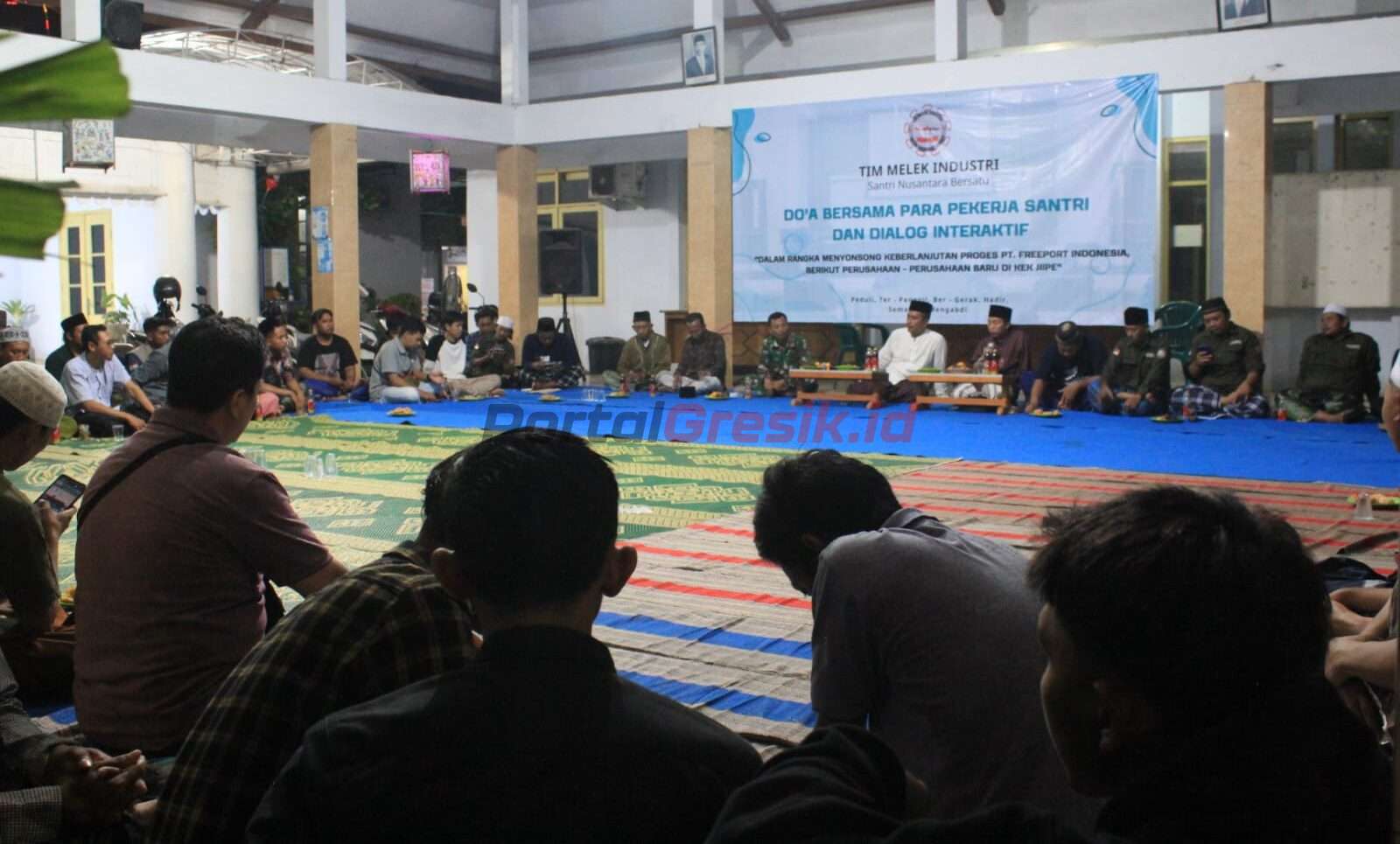 Ratusan Pekerja Santri Doa Bersama Songsong Progres PT Freeport Indonesia KEK JIIPE Manyar Gresik di Pendopo Kecamatan Bungah, Kabupaten Gresik, Minggu (24/12/2023).