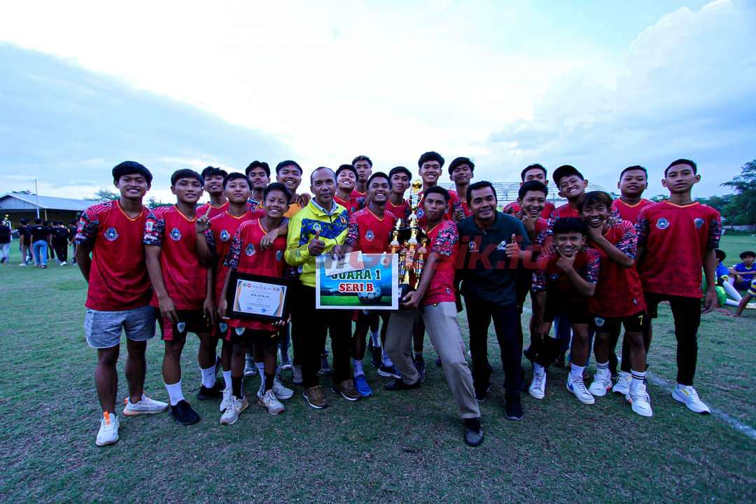 Sekapuk FC angkat tropi juara 1 setelah menang 3-1 dari Duduksampeyan FC di Lapangan Pasopati, Banjarsari, Cerme, Sabtu (2/12/2023).
