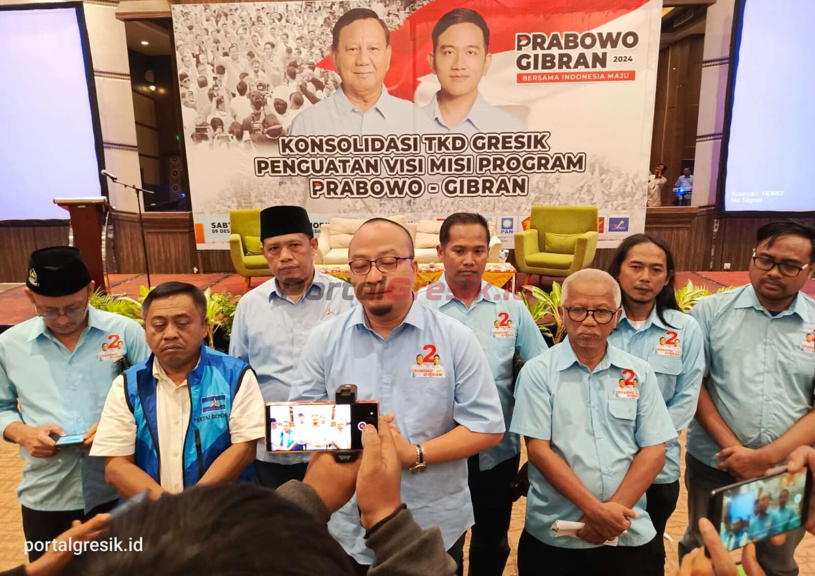 Tim Kampanye Daerah (TKD) Prabowo – Gibran di Kabupaten Gresik menggelar rapat konsolidasi bertajuk ‘Penguatan Visi Misi Program Prabowo Gibran’ di Hotel Horison GKB Gresik, Sabtu (9/12/2023)