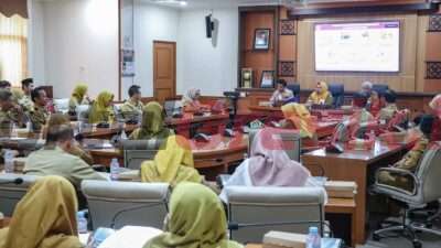 Wakil Bupati Gresik Aminatun Habibah saat memberikan pelatihan penguatan kapasitas daerah dalam penghapusan kemiskinan ekstrim di Kabupaten Gresik tahun 2023, Selasa (05/12/2023).