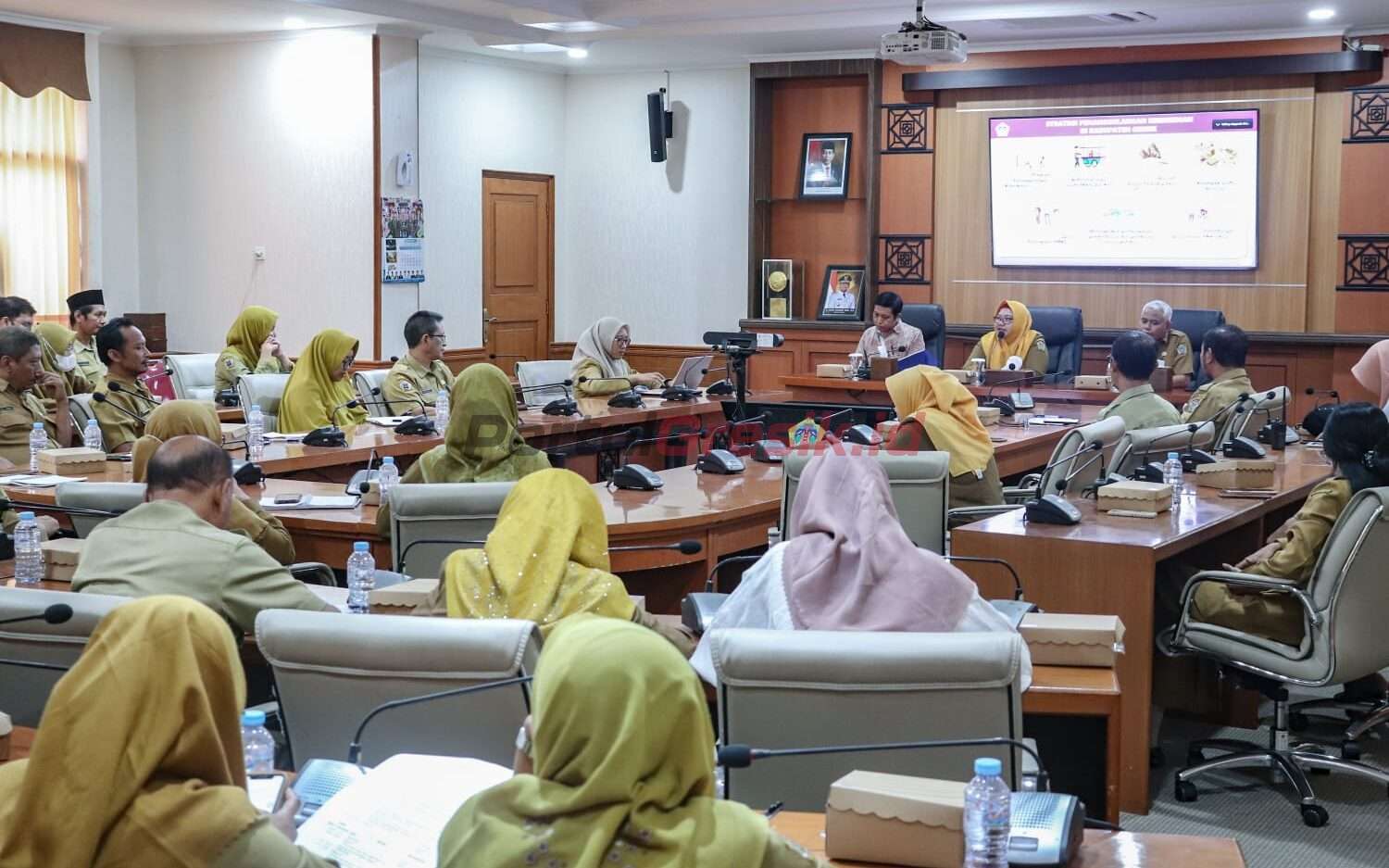 Wakil Bupati Gresik Aminatun Habibah saat memberikan pelatihan penguatan kapasitas daerah dalam penghapusan kemiskinan ekstrim di Kabupaten Gresik tahun 2023, Selasa (05/12/2023).