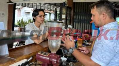 Deni Saputra meracik kopi untuk pelanggan di kafe Ngupi Ku-day miliknya di Baturaja, Sumatra Selatan.