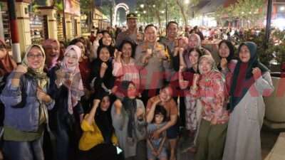 Kapolres Gresik AKBP Adhitya Panji Anom melaksanakan patroli malam tahun baru 2024 di wilayah hukum Polres Gresik, Minggu (31/12/2023) dini hari.