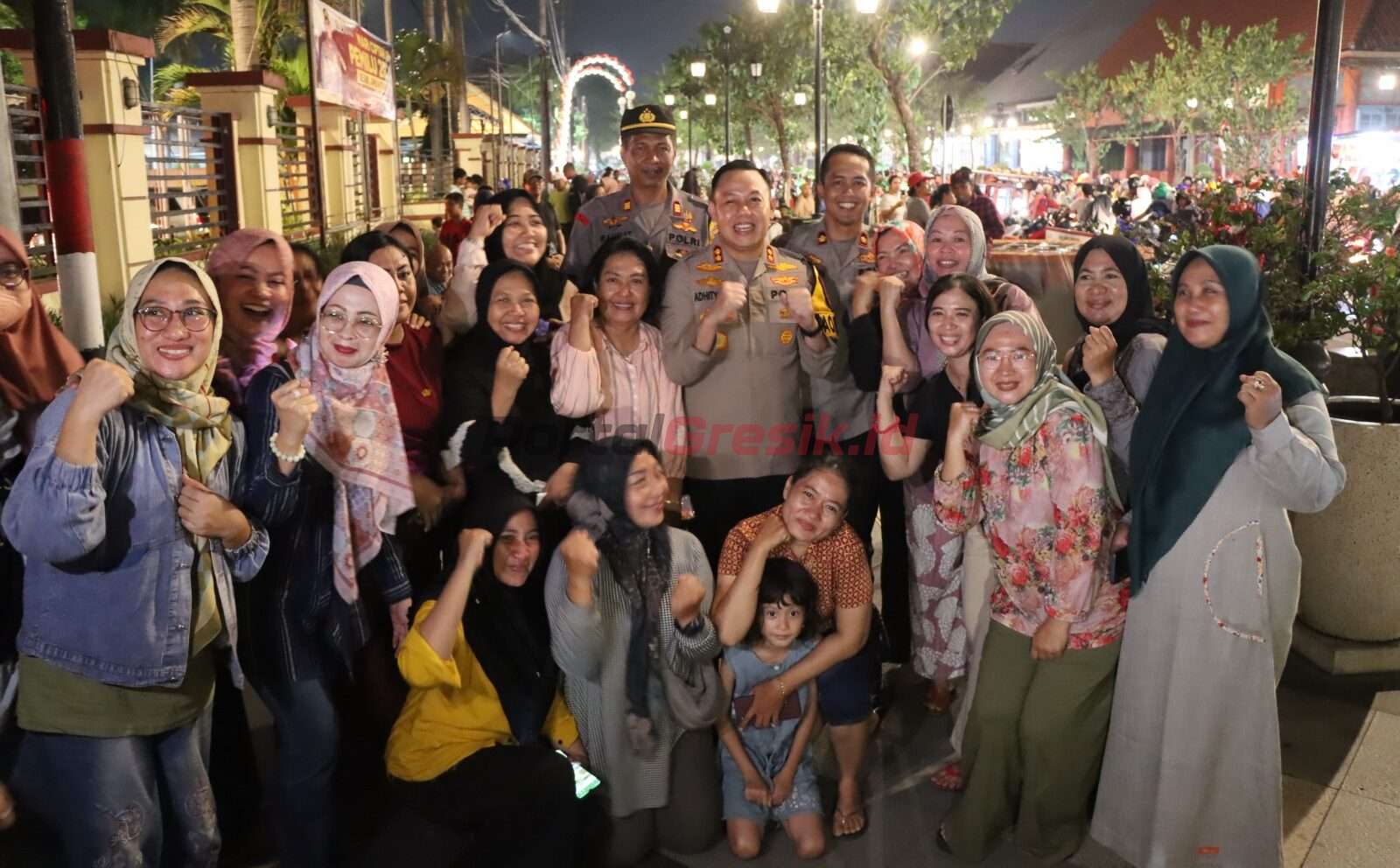 Kapolres Gresik AKBP Adhitya Panji Anom melaksanakan patroli malam tahun baru 2024 di wilayah hukum Polres Gresik, Minggu (31/12/2023) dini hari.