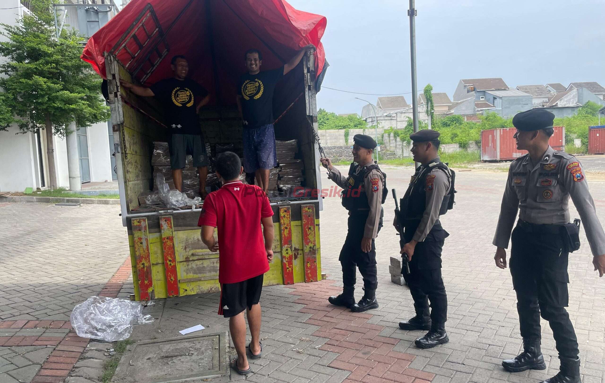 Personil Polres Gresik saat melakukan pengamanan gudang logistik surat suara KPU yang berada di pergudangan akses jalan Mayjen Sungkono Gresik.