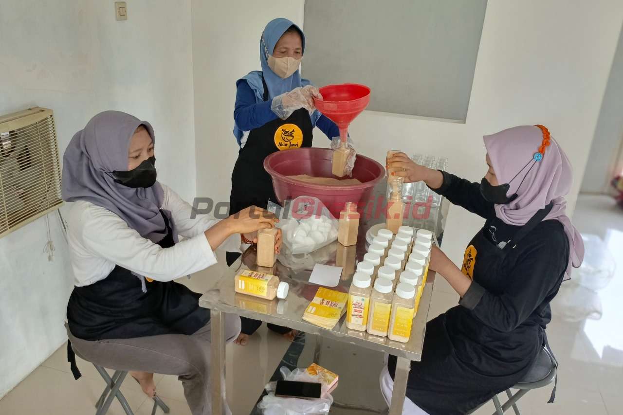 Proses pengemasan minuman rempah Akar Jawi di rumah produksi Omah Jamu Iqtaja, Desa Sidorejo, Kecamatan Pamotan, Kabupaten Rembang, Jawa Tengah.