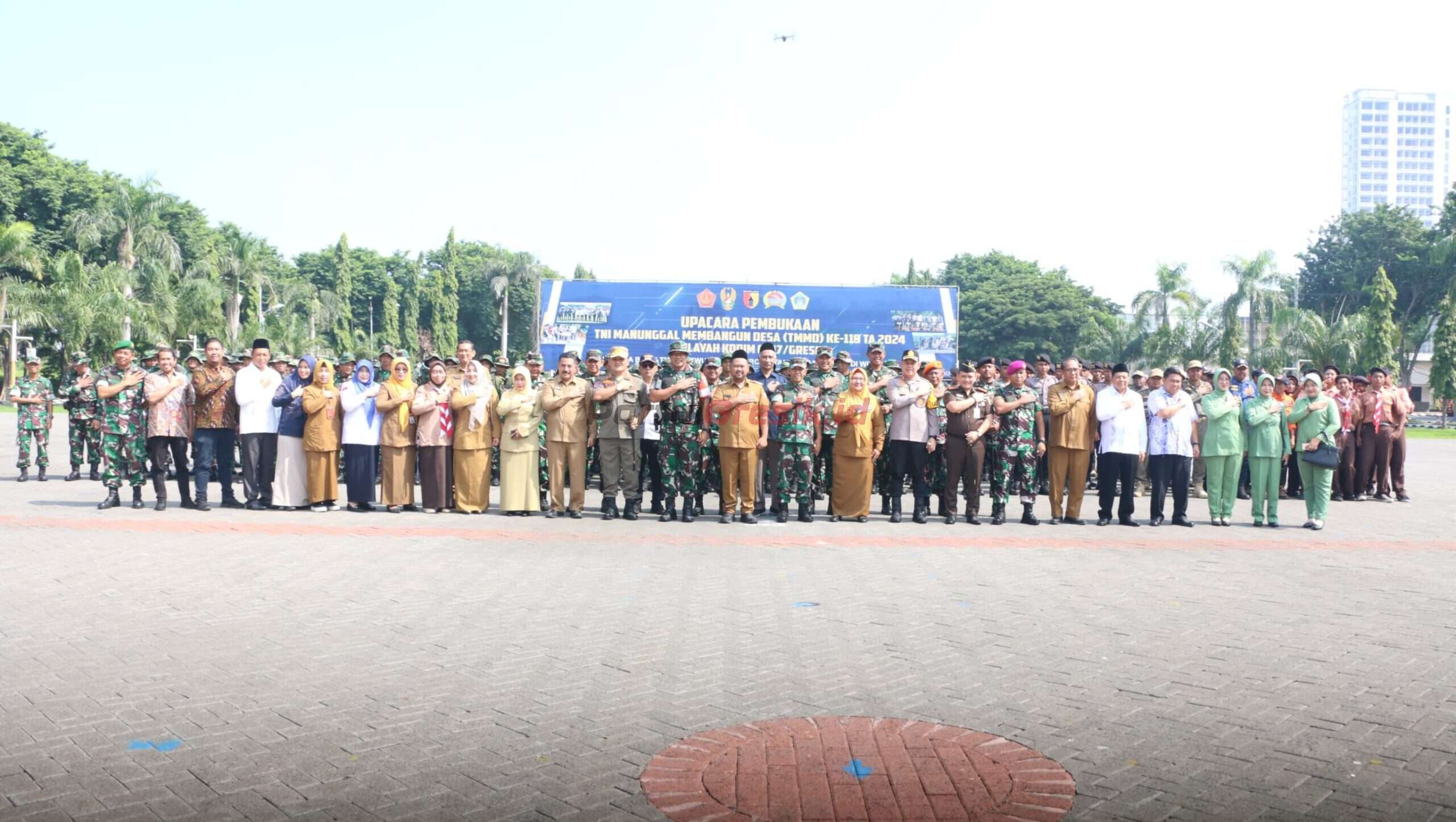 Bupati Gresik Fandi Akhmad Yani, memimpin upacara pembukaan TNI Manunggal Membangun Desa (TMMD) ke-119 Tahun 2024, Selasa (20/02/2024).