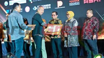 Menteri Perindustrian, Agus Gumiwang Kartasasmita (kiri) menyerahkan piagam penghargaan Lighthouse Industri 4.0 kepada Direktur Utama SIG, Donny Arsal (kedua dari kiri) bersama Direktur Operasi SIG, Reni Wulandari (ketiga dari kiri), di JS Luwansa Hotel, Kuningan, Jakarta, pada Rabu (21/2/2024).