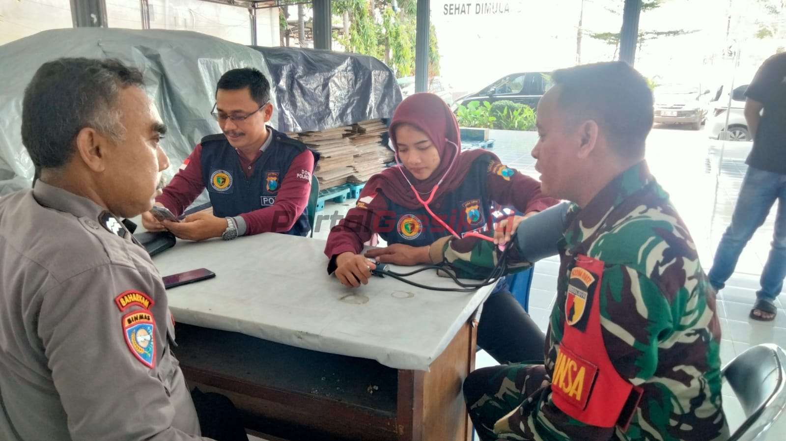 Pemeriksan kesehatan personil dengan melaksanakan Patroli Pam Kes Pemilu 2024 di Posko Pemilu 2024 Kabupaten Gresik. Jumat (16/02/2024).